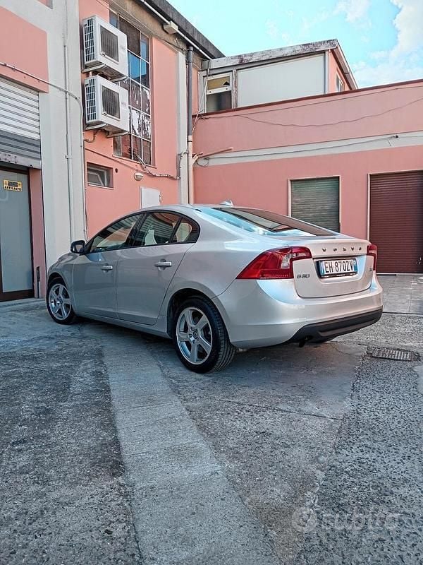Grigio Usata 2012 Volvo S60 Tre volumi | 5800 € (Ottimo prezzo) - Immagine 1/4