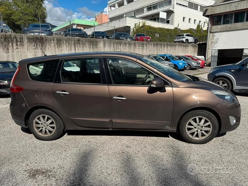 Usata Renault Scénic III Luxe 130 CV (95 kW) 2010 Marrone Monovolume