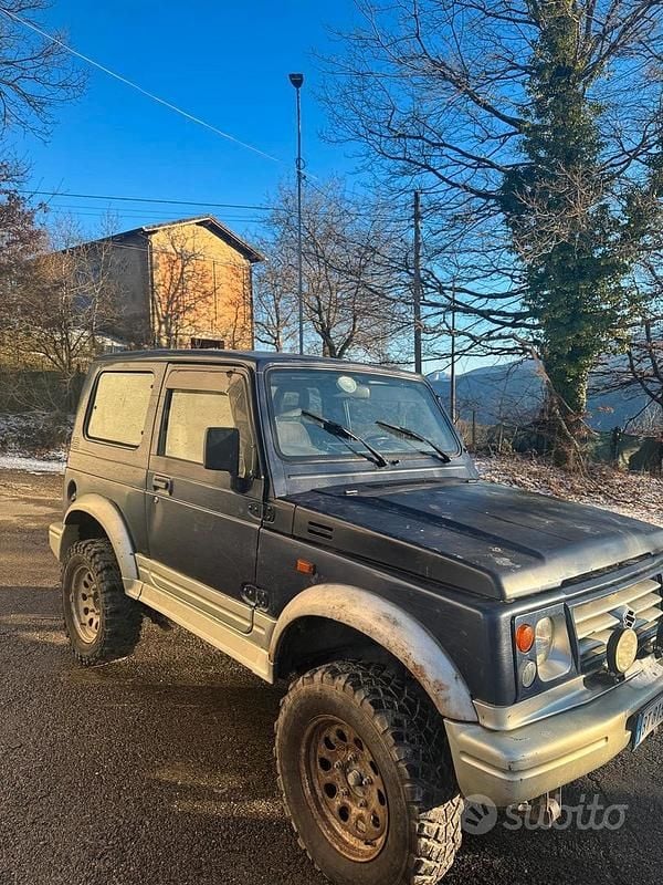 Blu Usata 2001 Suzuki Samurai SUV | 6500 € (Buon prezzo) - Immagine 1/4