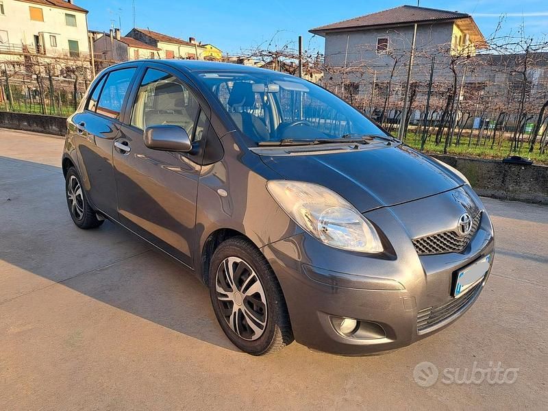 Usata Toyota Yaris Sol 90 CV (66 kW) 2011 Grigio Utilitaria