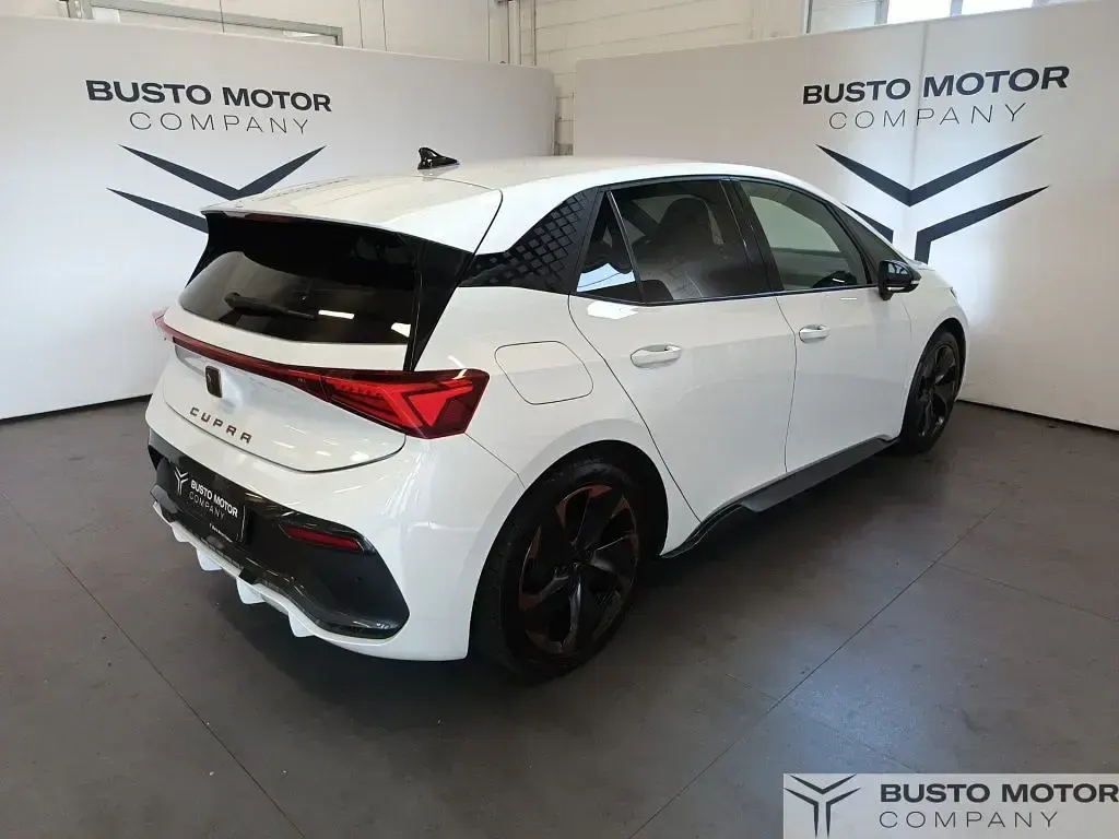 Usata Cupra Born 150 kW (204 CV) 2023 Bianco / metallizzato Utilitaria
