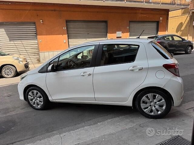 Usata Toyota Yaris Lounge 90 CV (66 kW) 2012 Bianco Berlina