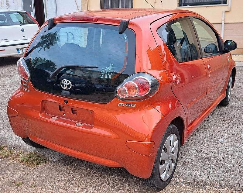 Usata Toyota Aygo Connect Style 67 CV (49 kW) 2013 Arancione Utilitaria