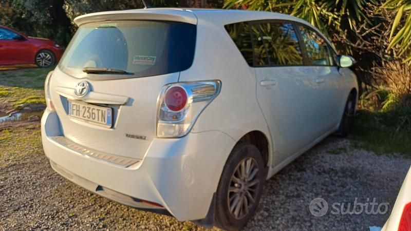 Usata Toyota Verso Active 132 CV (97 kW) 2017 Bianco Monovolume