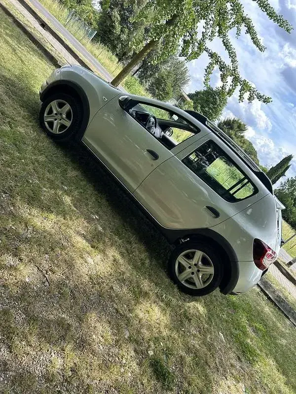 Usata Dacia Sandero Lauréate 90 CV (66 kW) 2013 Grigio Berlina