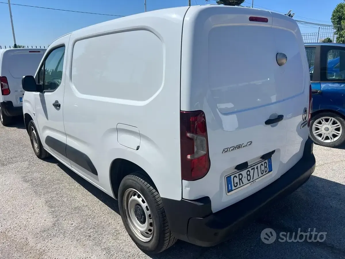 Usata Fiat Doblò 102 CV (75 kW) 2023 Bianco Monovolume