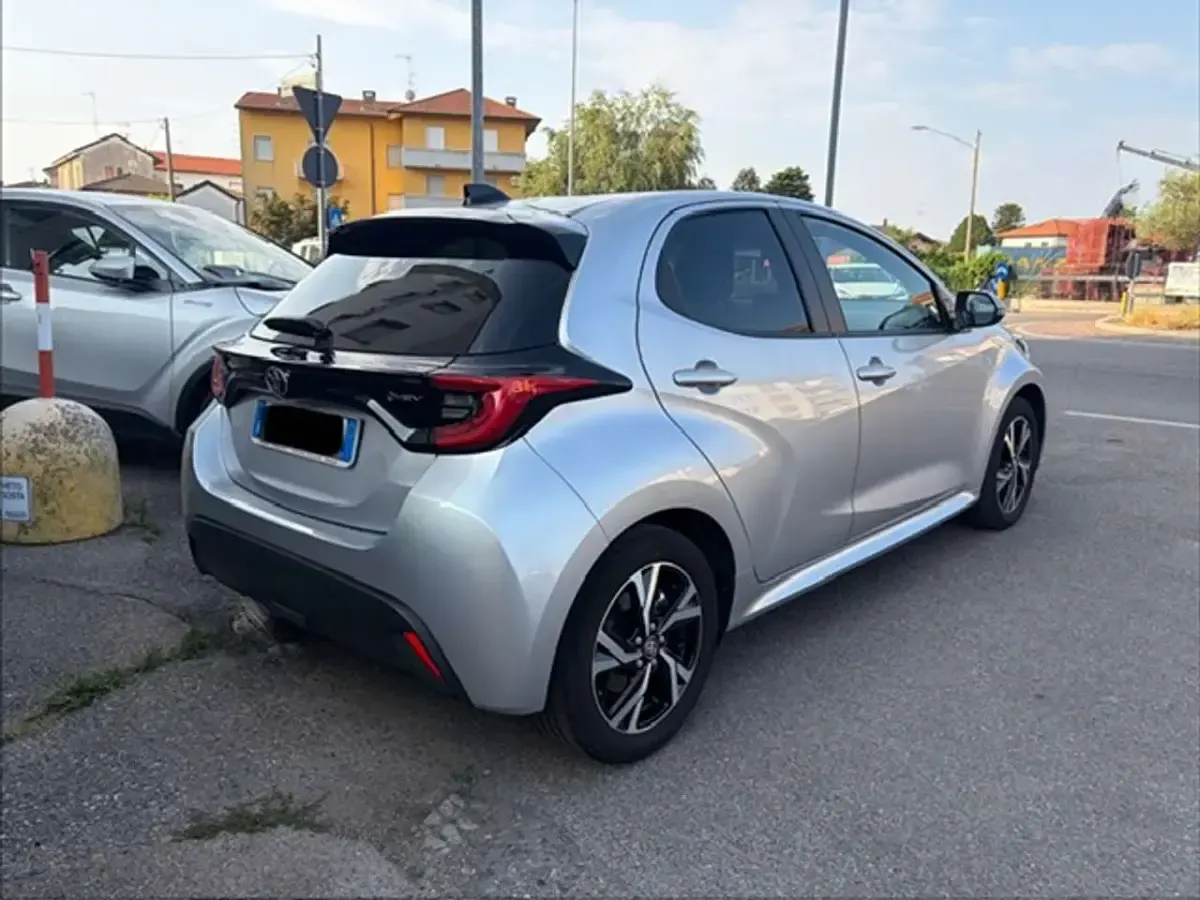 Usata Toyota Yaris Hybrid Trend 92 CV (67 kW) 2025 Argento Berlina