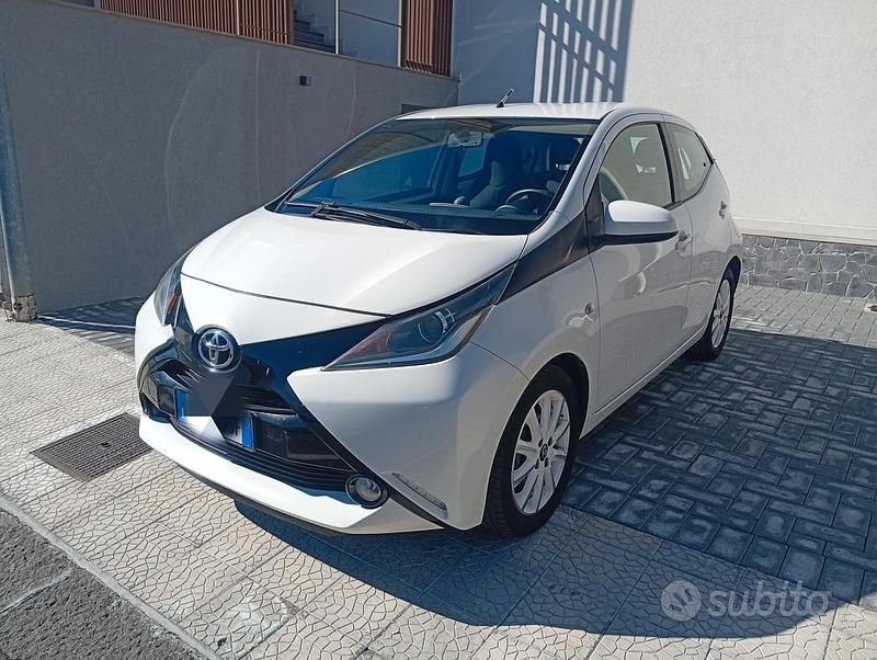 Bianco Usata 2015 Toyota Aygo X-clusiv Due volumi | 7600 € (Buon prezzo) - Immagine 1/4