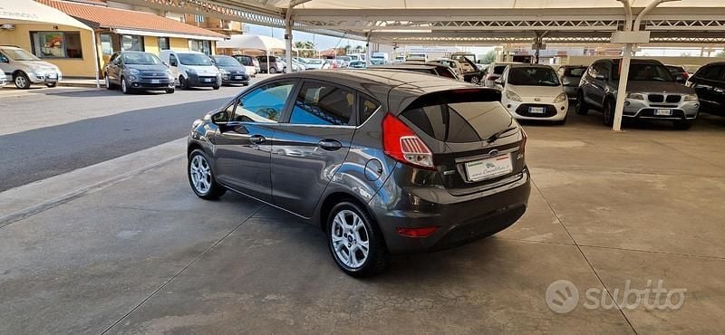 Usata Ford Fiesta Titanium 101 CV (74 kW) 2016 Grigio Utilitaria