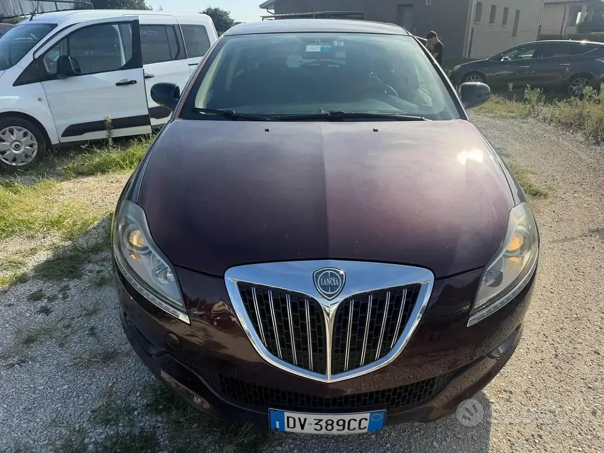 Usata Lancia Delta 120 CV (88 kW) 2008 Viola Utilitaria