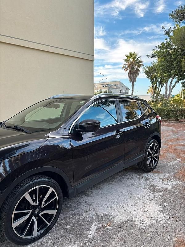 Usata Nissan Qashqai Tekna 130 CV (95 kW) 2015 Marrone SUV