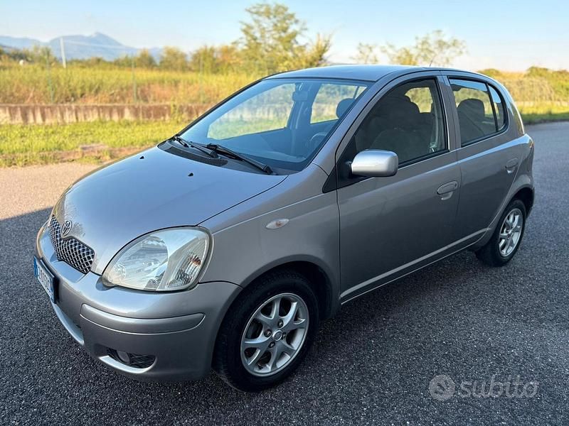 Usata Toyota Yaris 87 CV (63 kW) 2005 Marrone Berlina