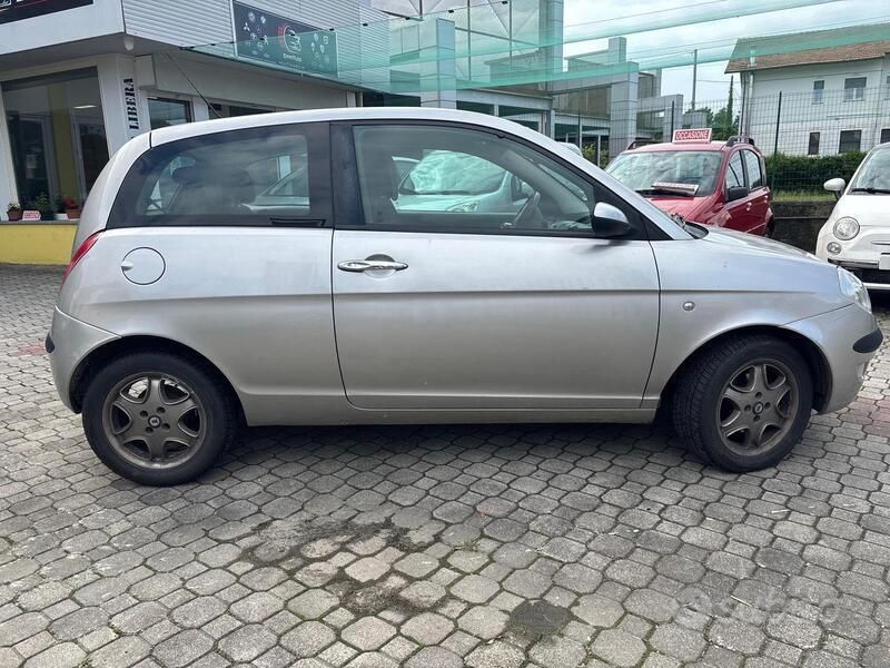 Usata Lancia Ypsilon 69 CV (50 kW) 2006 Argento Utilitaria