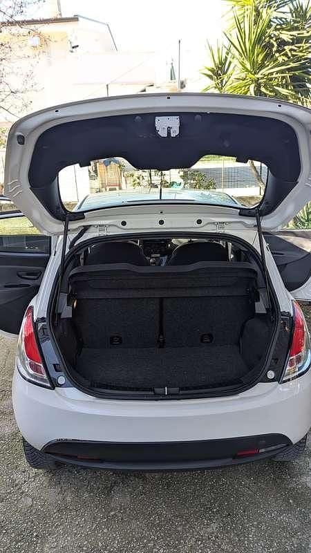 Usata Lancia Ypsilon 80 CV (58 kW) 2014 Bianco Utilitaria