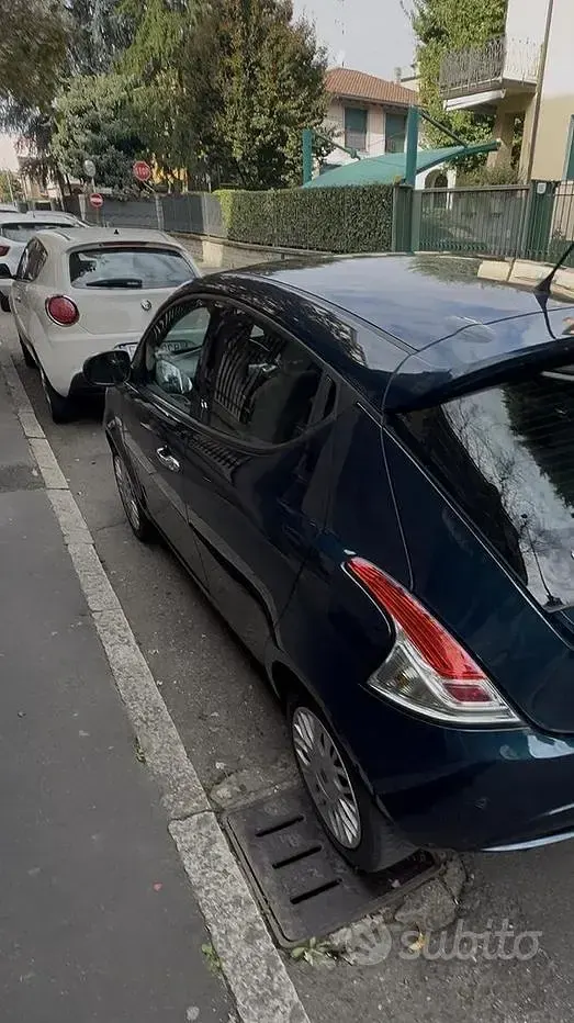 Usata Lancia Ypsilon Gold 60 CV (44 kW) 2017 Bluazzurro Utilitaria
