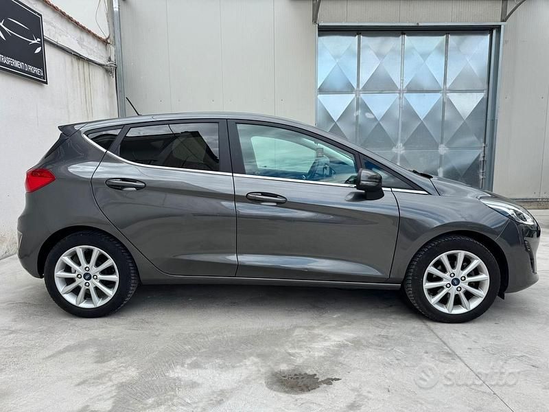 Usata Ford Fiesta 86 CV (63 kW) 2019 Grigio Utilitaria