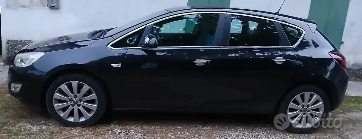 Usata Opel Astra 100 CV (73 kW) 2011 Nero Berlina