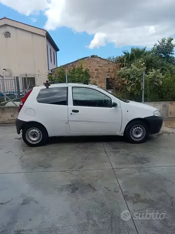 Usata Fiat Punto 69 CV (50 kW) 2007 Bianco Utilitaria