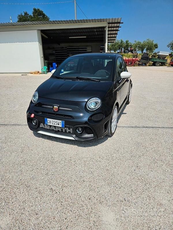 Usata Abarth 695 Esseesse 180 CV (132 kW) 2022 Nero Utilitaria