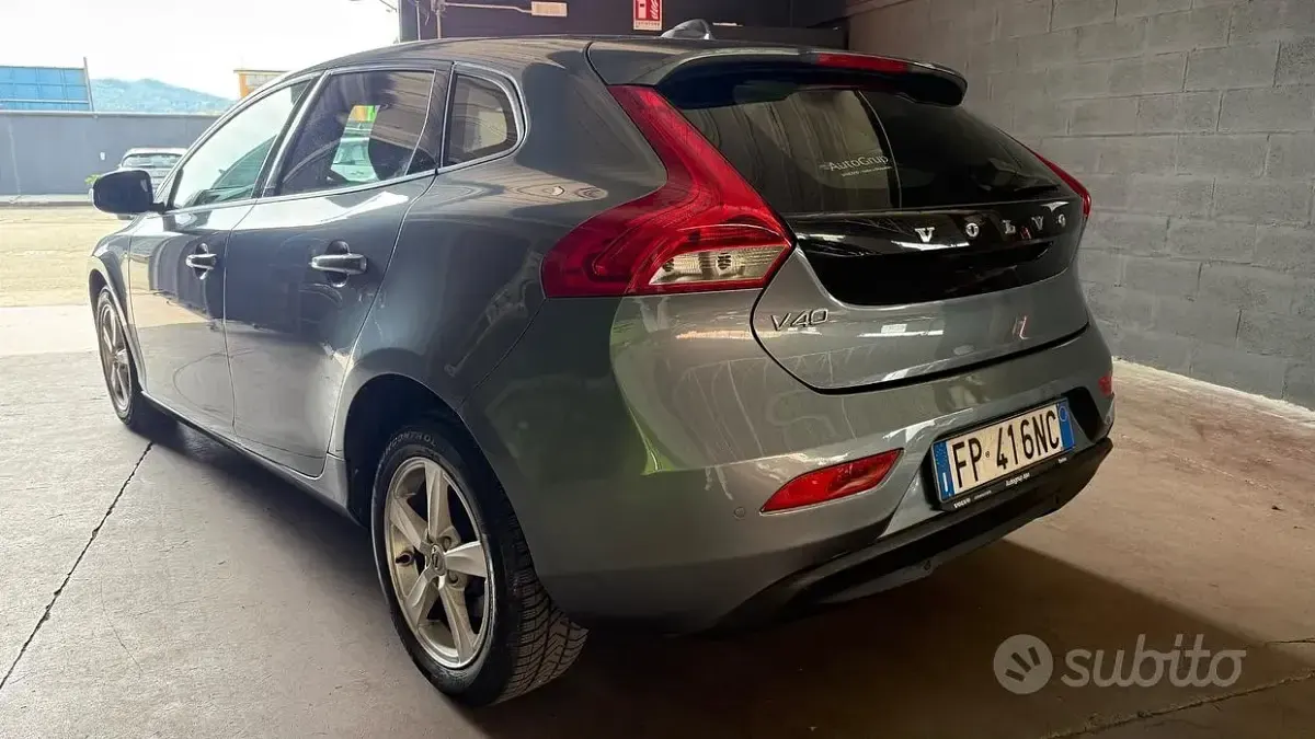 Usata Volvo V40 Business Edition 120 CV (88 kW) 2018 Grigio Berlina