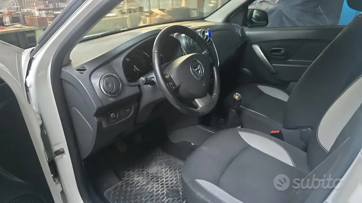 Begagnad Dacia Sandero Stepway 90 HK (66 kW) 2016 Vit Sedan