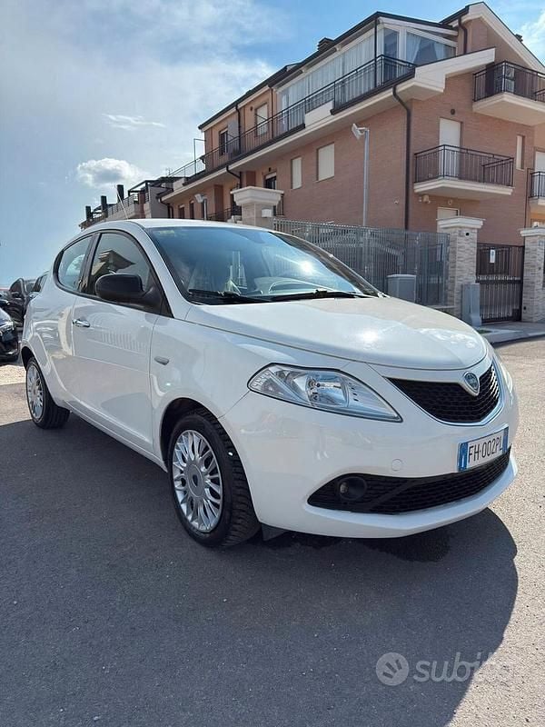 Usata Lancia Ypsilon Gold 95 CV (69 kW) 2017 Bianco Utilitaria