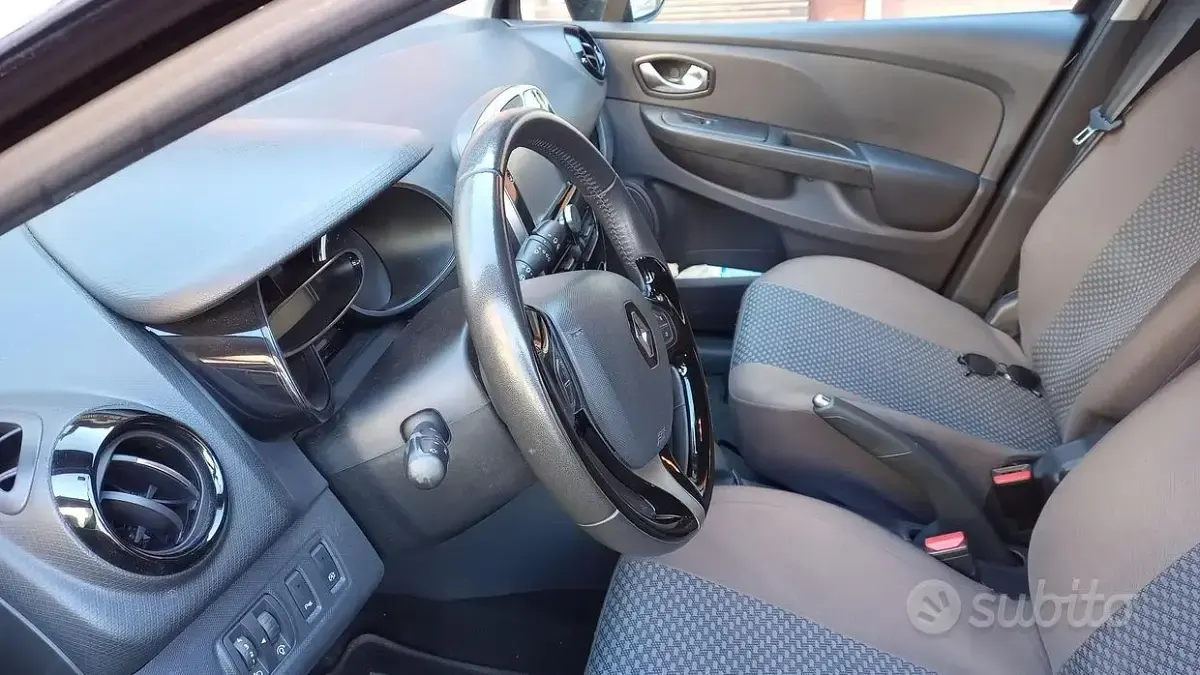 Usata Renault Clio 90 CV (66 kW) 2017 Nero Station wagon
