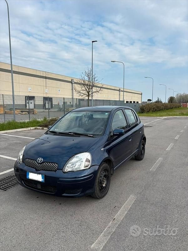 Usata Toyota Yaris 65 CV (47 kW) 2003 Blu Berlina
