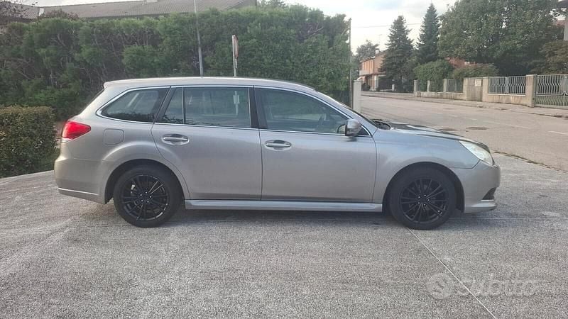 Usata Subaru Legacy Trend 150 CV (110 kW) 2011 Grigio Station wagon