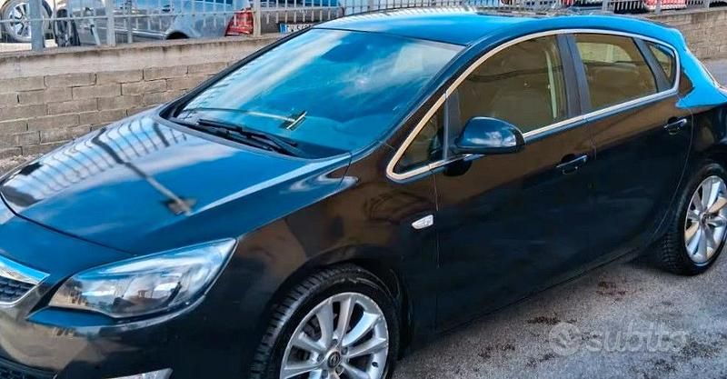Usata Opel Astra 125 CV (91 kW) 2011 Nero Berlina