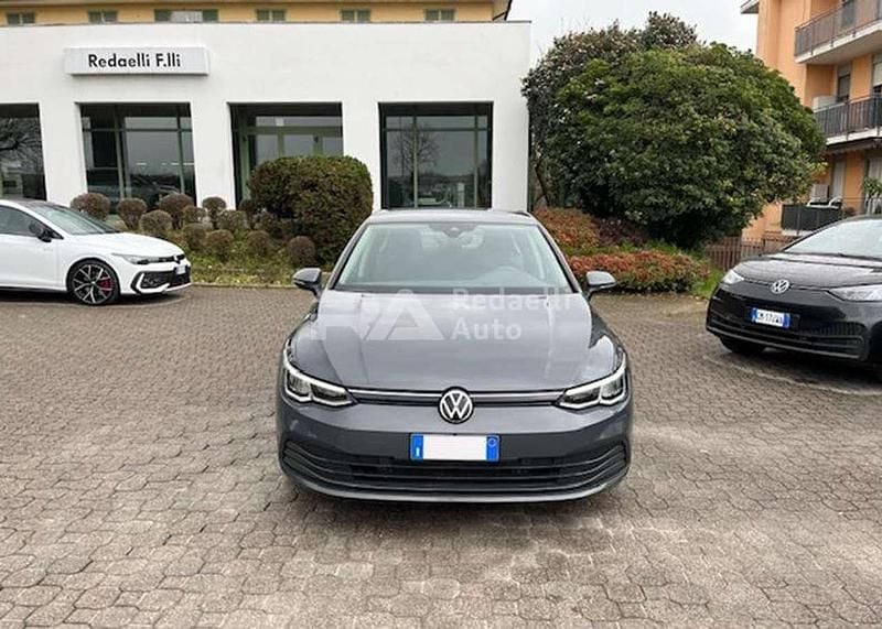Usata VW Golf VIII Life 116 CV (85 kW) 2021 Grigio Utilitaria