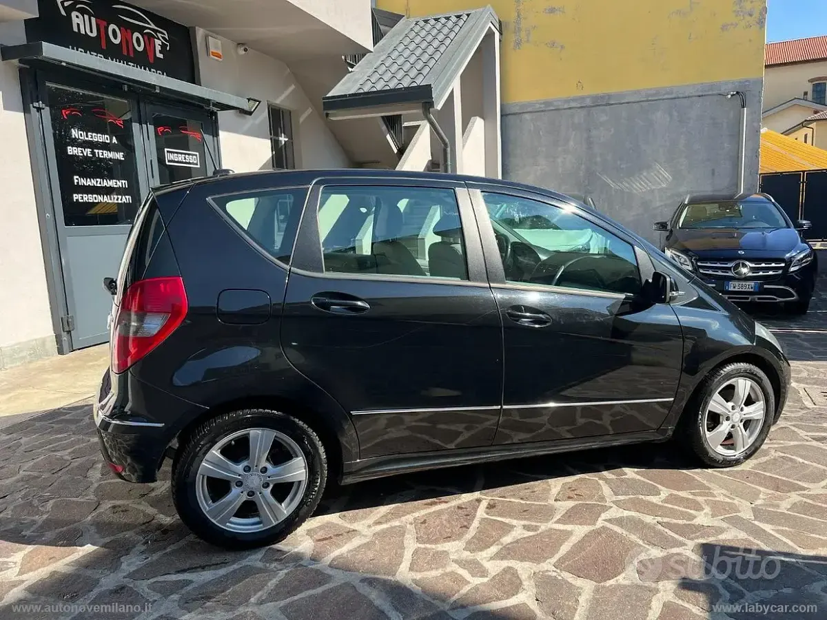 Usata Mercedes A180 Elegance 116 CV (85 kW) 2011 Nero Utilitaria