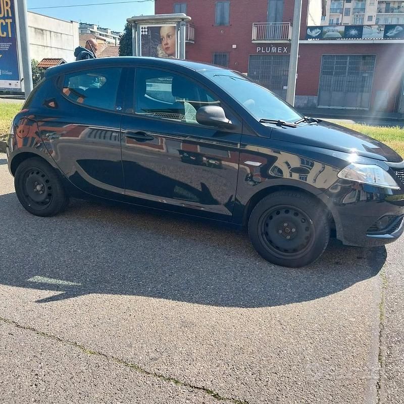 Usata Lancia Ypsilon 69 CV (50 kW) 2020 Nero Utilitaria