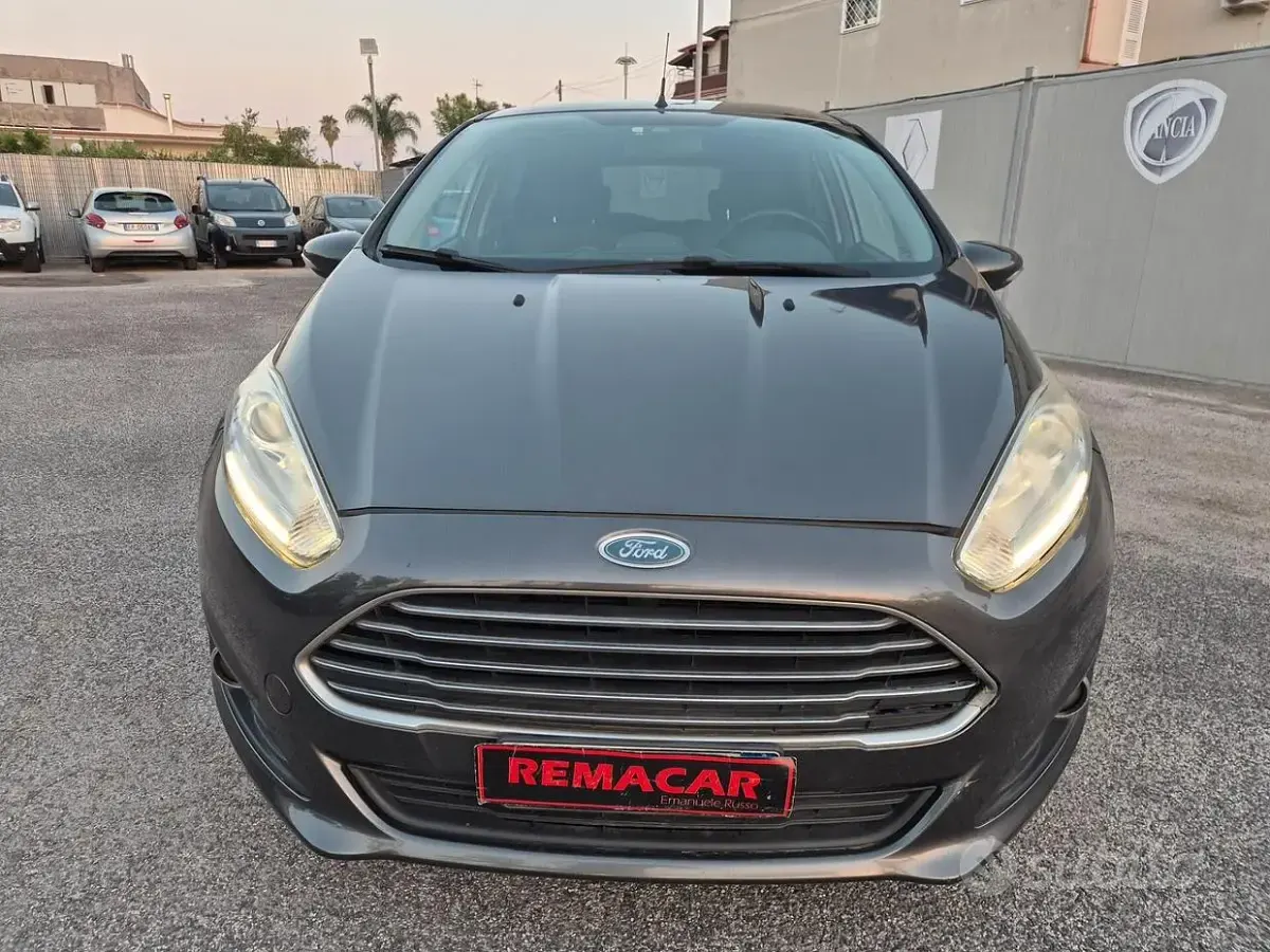 Usata Ford Fiesta Titanium 95 CV (69 kW) 2017 Grigio Utilitaria