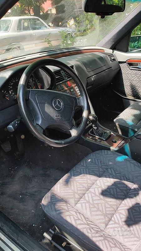 Usata Mercedes C200 136 CV (100 kW) 1995 Grigio Berlina