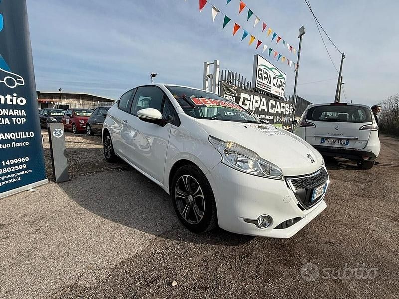 Usata Peugeot 208 Allure 81 CV (59 kW) 2015 Bianco Utilitaria