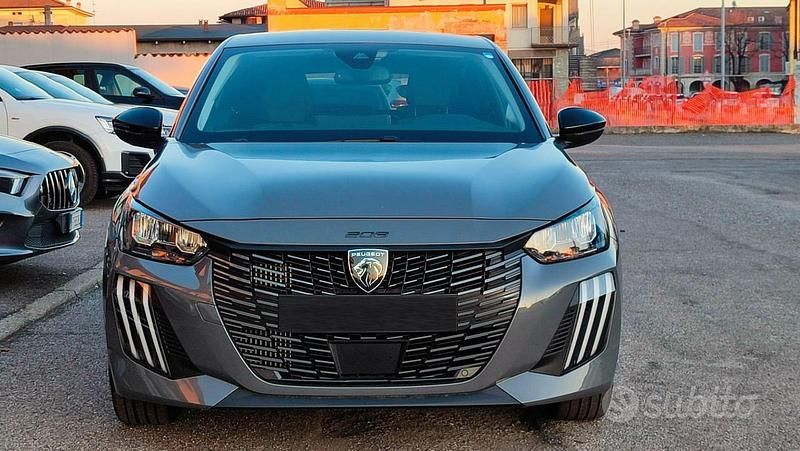 Usata Peugeot 208 Allure 101 CV (74 kW) 2025 Grigio Utilitaria