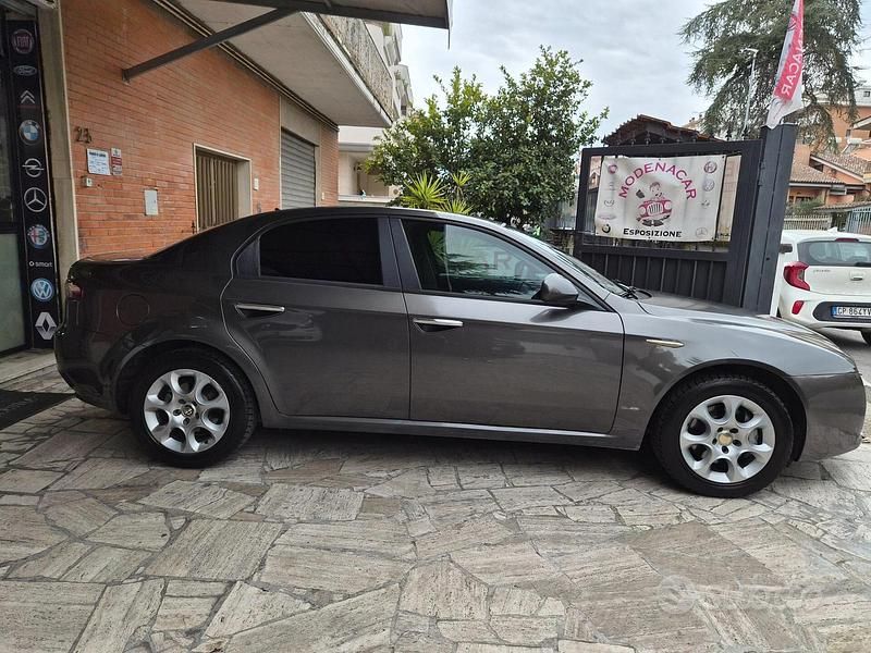Käytetty Alfa Romeo 159 Distinctive 150 HP (110 kW) 2008 Harmaa Sedan