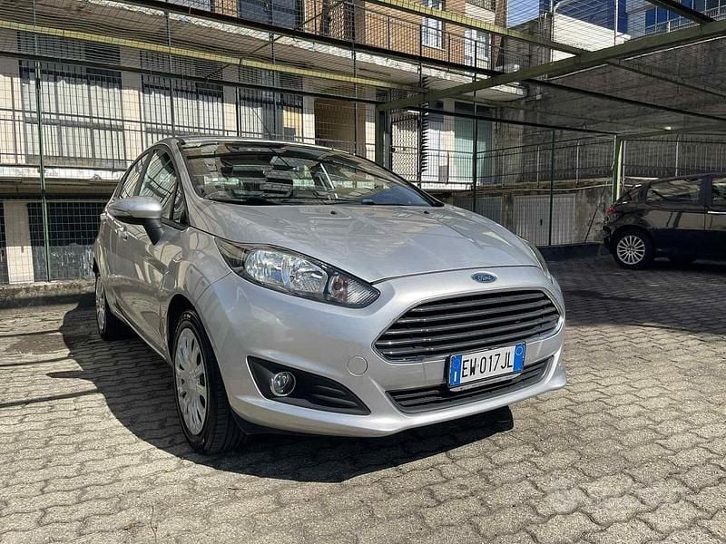 Usata Ford Fiesta 92 CV (67 kW) 2015 Grigio Utilitaria