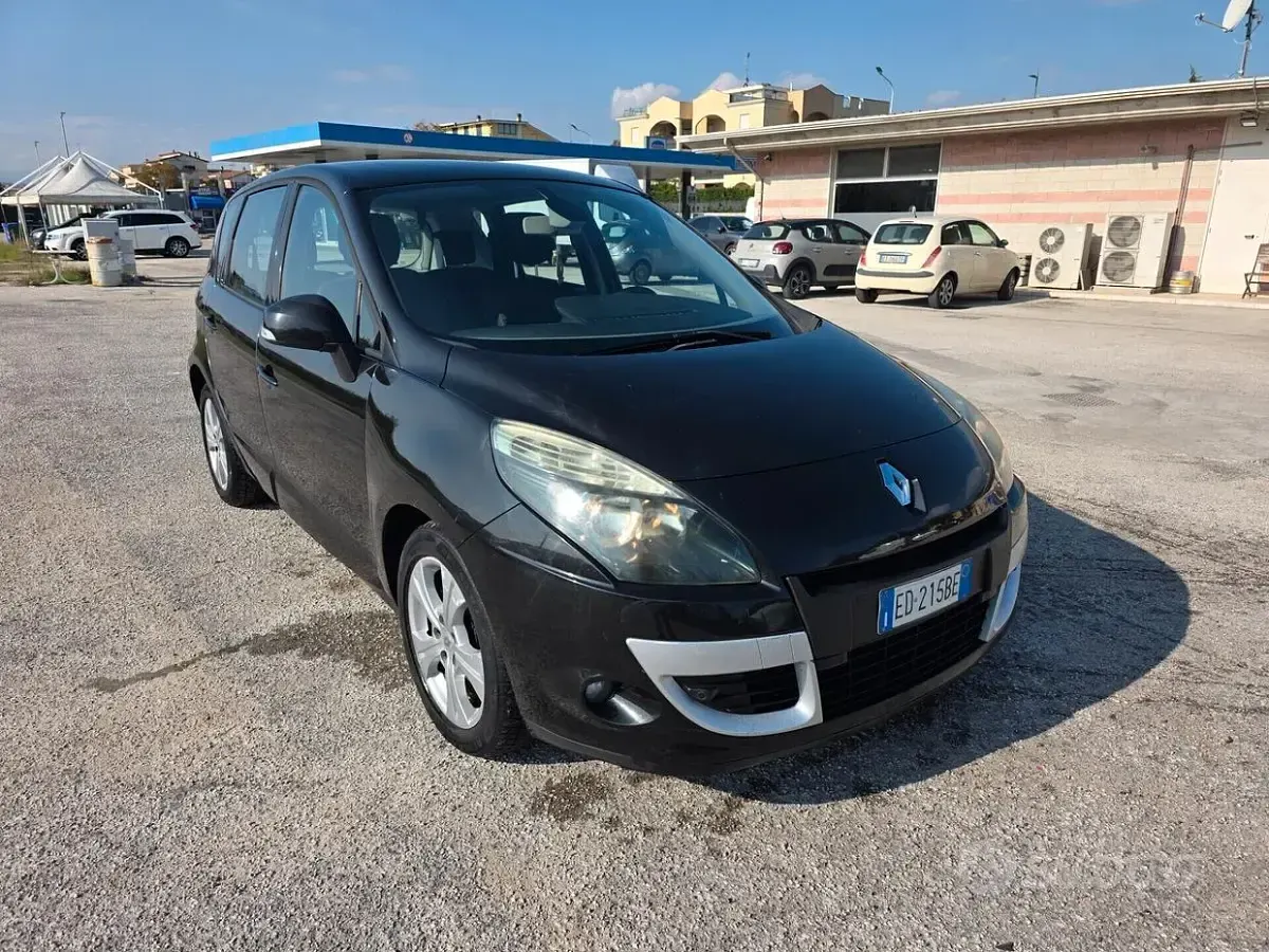Usata Renault Scénic III Luxe 110 CV (80 kW) 2010 Nero Monovolume