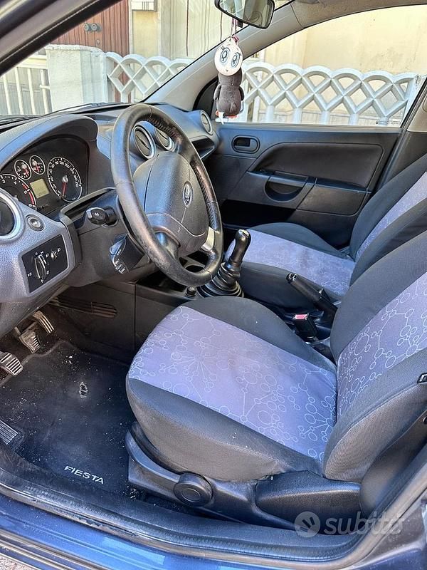 Usata Ford Fiesta 73 CV (53 kW) 2007 Grigio Utilitaria