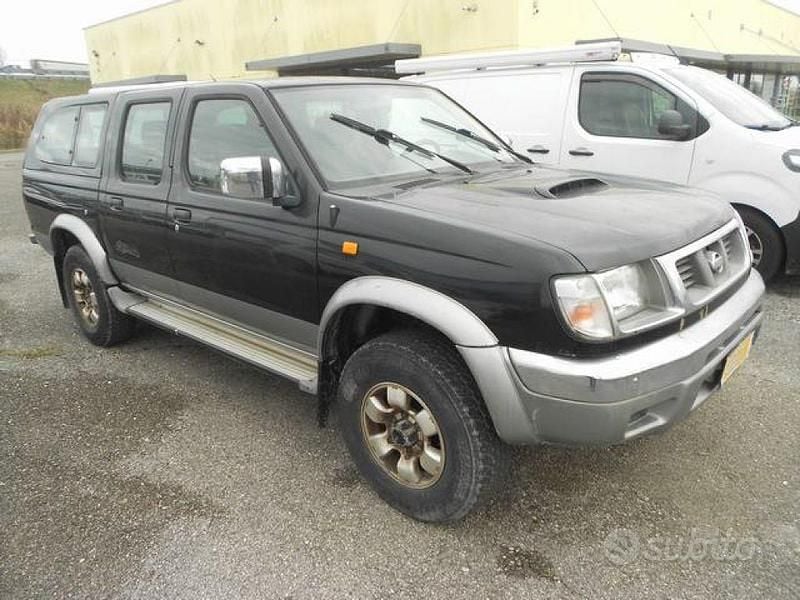 Usata Nissan Navara 103 CV (75 kW) 2001 Nero pastello Pick-up