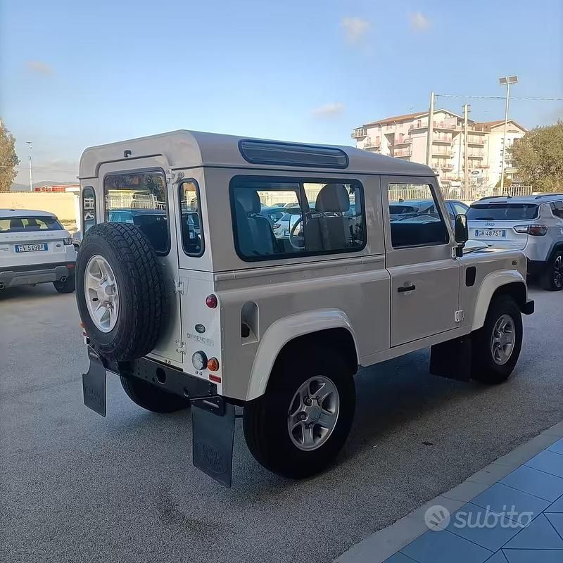 Usata Land Rover Defender SE 122 CV (89 kW) 2010 Bianco Station wagon