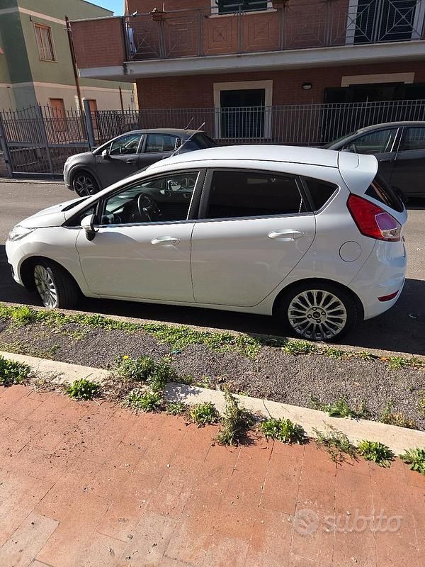 Usata Ford Fiesta 100 CV (73 kW) 2014 Bianco Berlina