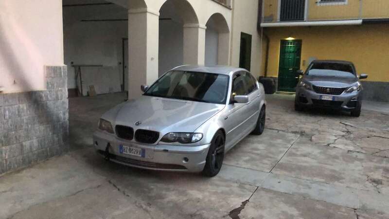Usato 2002 BMW 320 2.2 Benzin 170 CV (2.700 €)