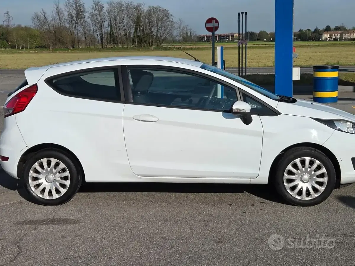 Usata Ford Fiesta Titanium 80 CV (58 kW) 2014 Bianco Utilitaria