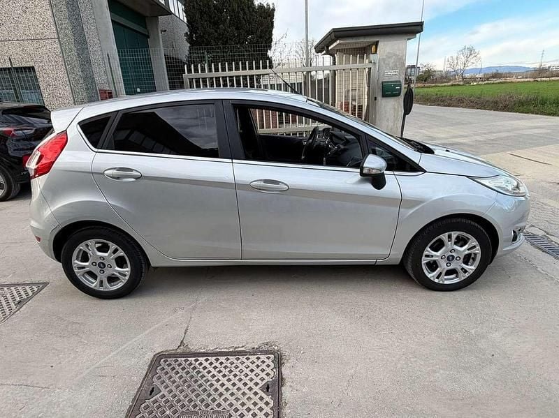 Usata Ford Fiesta 95 CV (69 kW) 2016 Argento Berlina