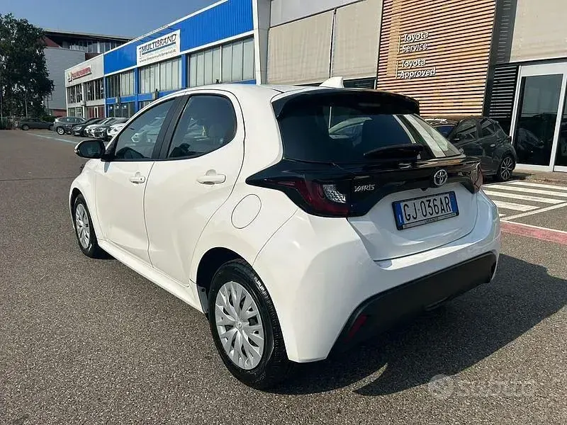 Usata Toyota Yaris Hybrid Active 116 CV (85 kW) 2022 Bianco Berlina