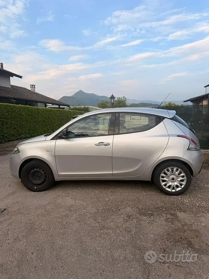 Gebraucht Lancia Ypsilon 69 PS (50 kW) 2014 Grau Kleinwagen