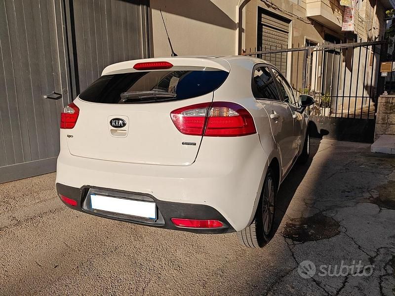Usata Kia Rio 90 CV (66 kW) 2014 Bianco Berlina